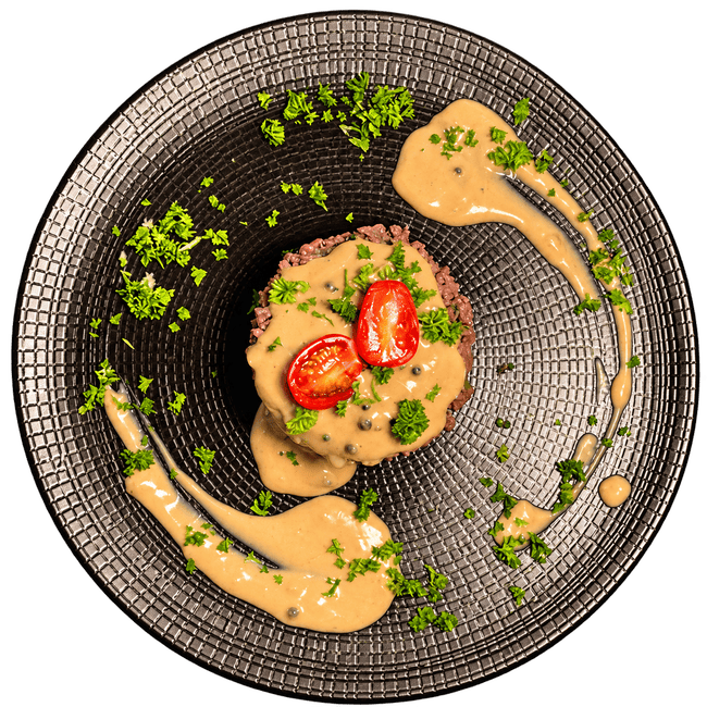 Assiette sombre au plat gourmand et aux tomates Snacking Six-Fours-les-Plages